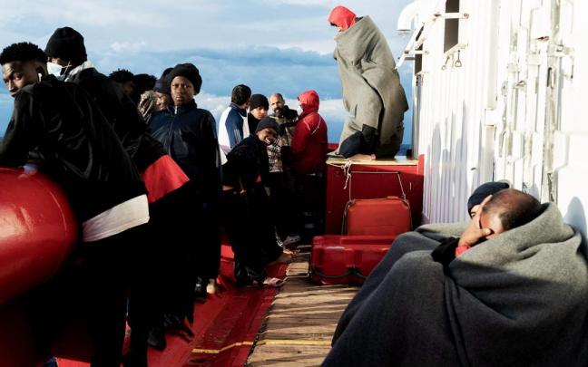Varios de los migrantes a bordo del Ocean Viking.