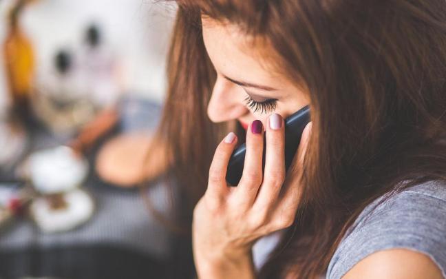 Imagen de una persona hablando por teléfono Imagen de una persona hablando por teléfono