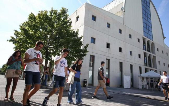 Alumnado de 1&ordm; de la UPNA visita el campus de Arrosadia.