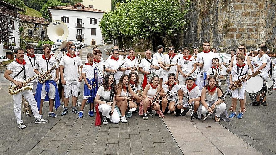 La banda de música, en la foto, junto a la txaranga Incansables, puso la música.