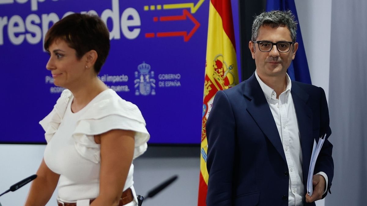 El ministro de la Presidencia, Félix Bolaños, ayer lunes tras el Consejo de Ministros, junto a la portavoz Isabel Rodríguez.