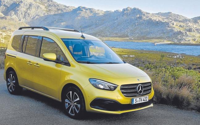 Mercedes completa su oferta de vehículos familiares con una nueva Clase T que destaca tanto por su funcionalidad y polivalencia como por el cuidado diseño y amplio equipamiento. Mercedes completa su oferta de vehículos familiares con una nueva Clase T que destaca tanto por su funcionalidad y polivalencia como por el cuidado diseño y amplio equipamiento.