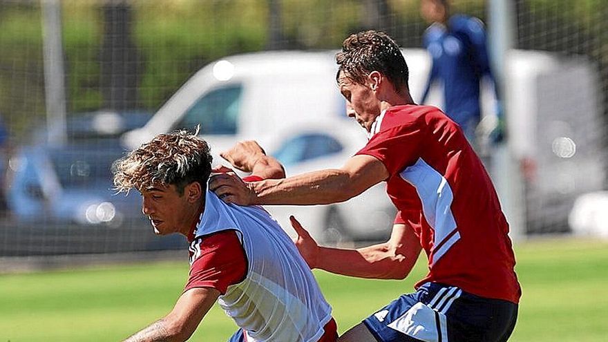 Pugna entre Iker Benito y Jorge Herrando en Tajonar.