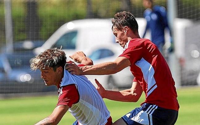 Pugna entre Iker Benito y Jorge Herrando en Tajonar.