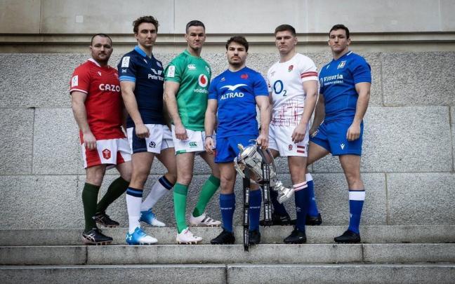 Los capitanes de los equipos participantes en el Torneo de las Seis Naciones posan con el trofeo.