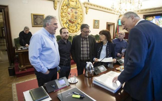 Representantes de EH Bildu, PSN y Geroa Bai, antes del pacto presupuestario de los socialistas con Navarra Suma. Representantes de EH Bildu, PSN y Geroa Bai, antes del pacto presupuestario de los socialistas con Navarra Suma.