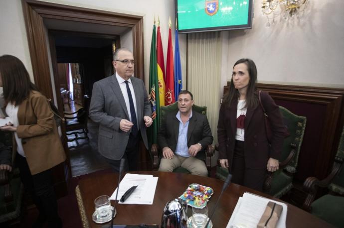 Javier Labairu, sentado, junto al alcalde Maya y María Echávarri, de Navarra Suma.