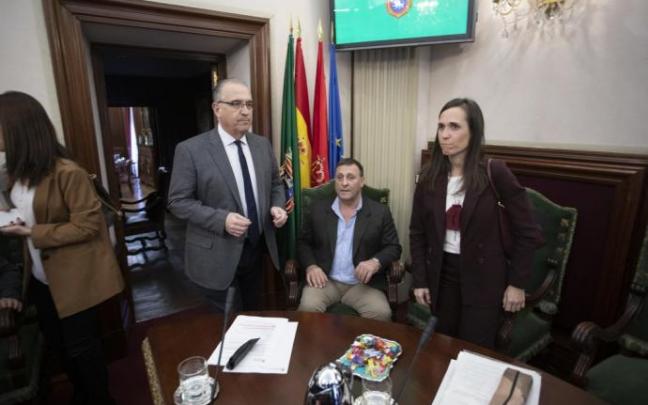Javier Labairu, sentado, junto al alcalde Maya y María Echávarri, de Navarra Suma. Javier Labairu, sentado, junto al alcalde Maya y María Echávarri, de Navarra Suma.