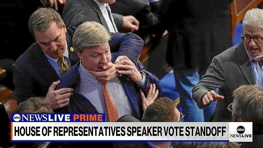 Un diputado tapa la boca de su compañero Mike Rogers intentando evitar que insultara a Matt Gaetz. | FOTO: ABC