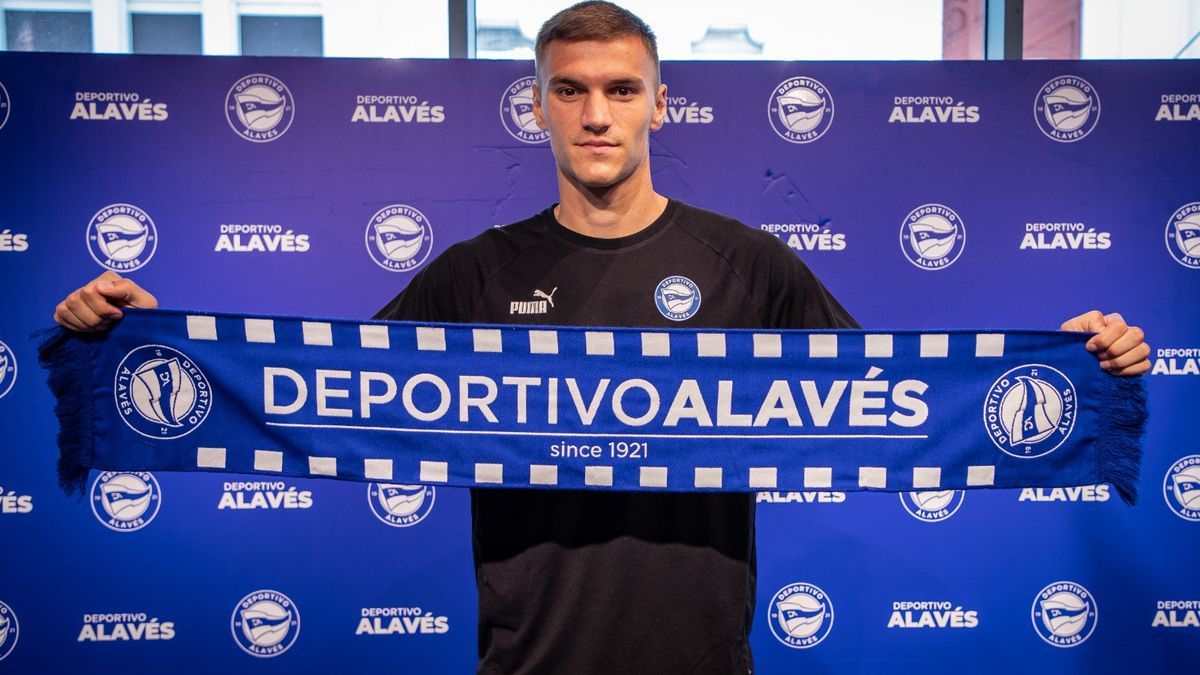 Nikola Maras, durante su presentación como albiazul.