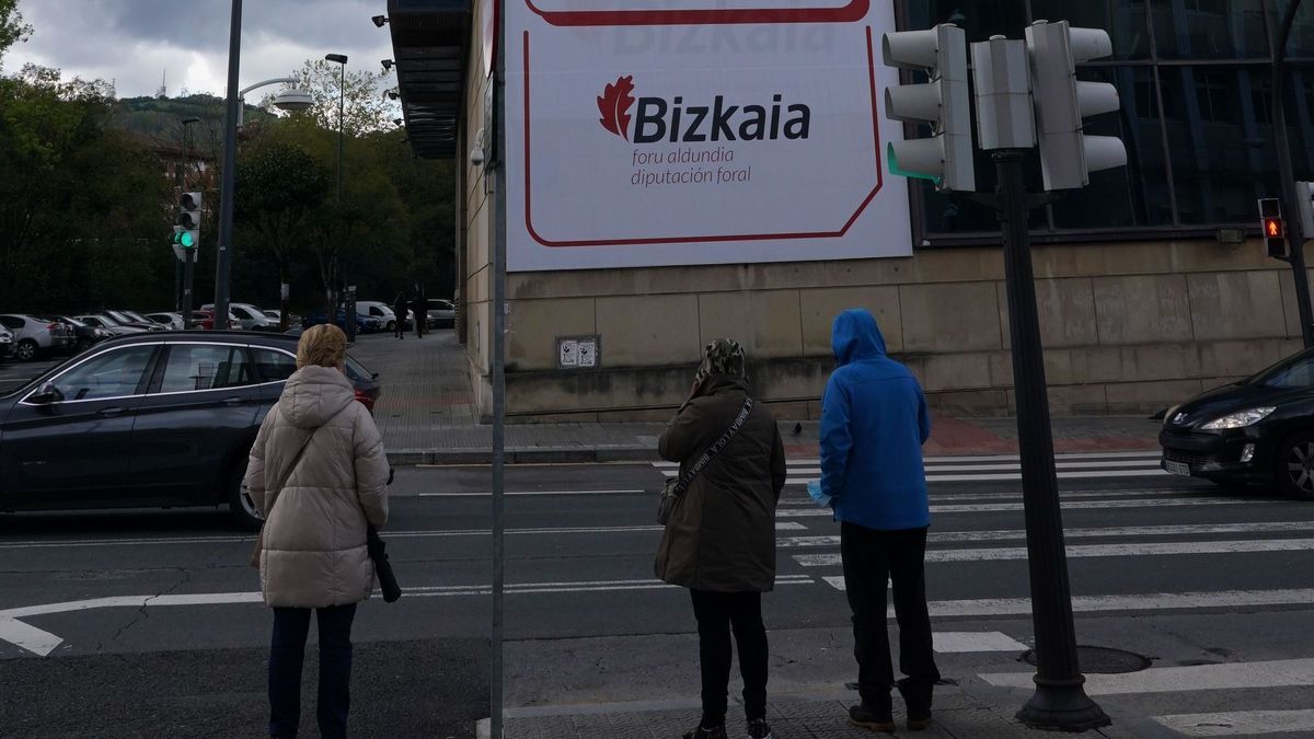 Entrada principal del edificio de Hacienda en Bilbao