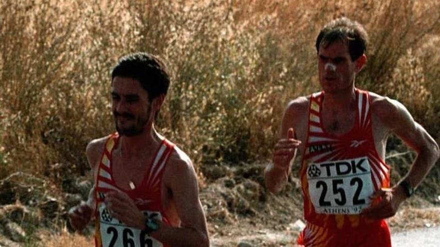 Fiz comanda el maratón de 1997 por delante de su compañero en la selección española Abel Antón