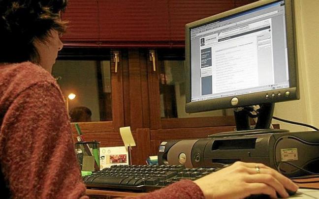 Una mujer en el ordenador. | FOTO: ALEX LARRETXI