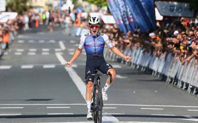 Remco Evenepoel celebrando su triunfo en la Clásica San Sebastián. Remco Evenepoel celebrando su triunfo en la Clásica San Sebastián.