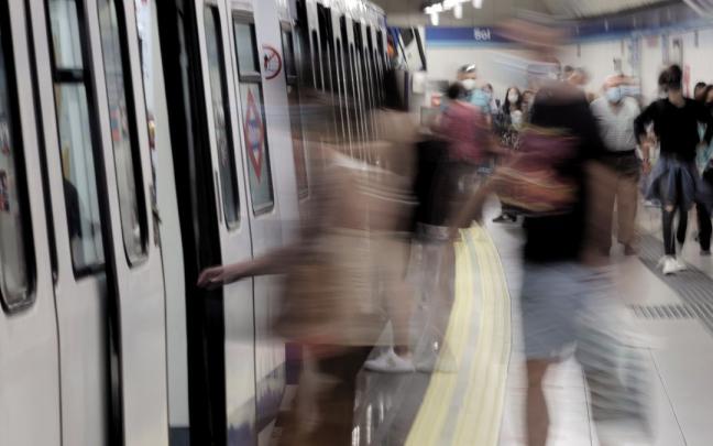 Imagen de archivo de pasajeros en el andén de la estación de metro de Sol. Imagen de archivo de pasajeros en el andén de la estación de metro de Sol.
