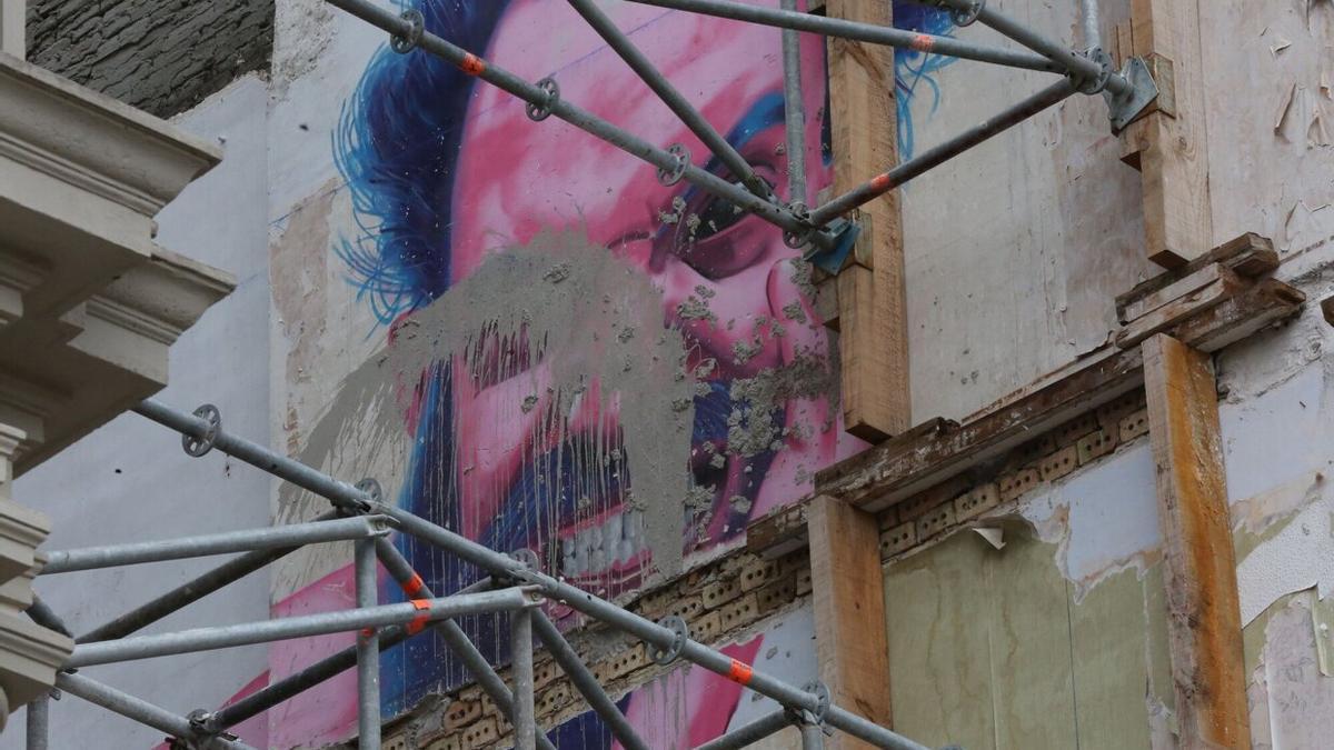 Cemento sobre el rostro del tenista/Ana de Armas. El mural, vandalizado.