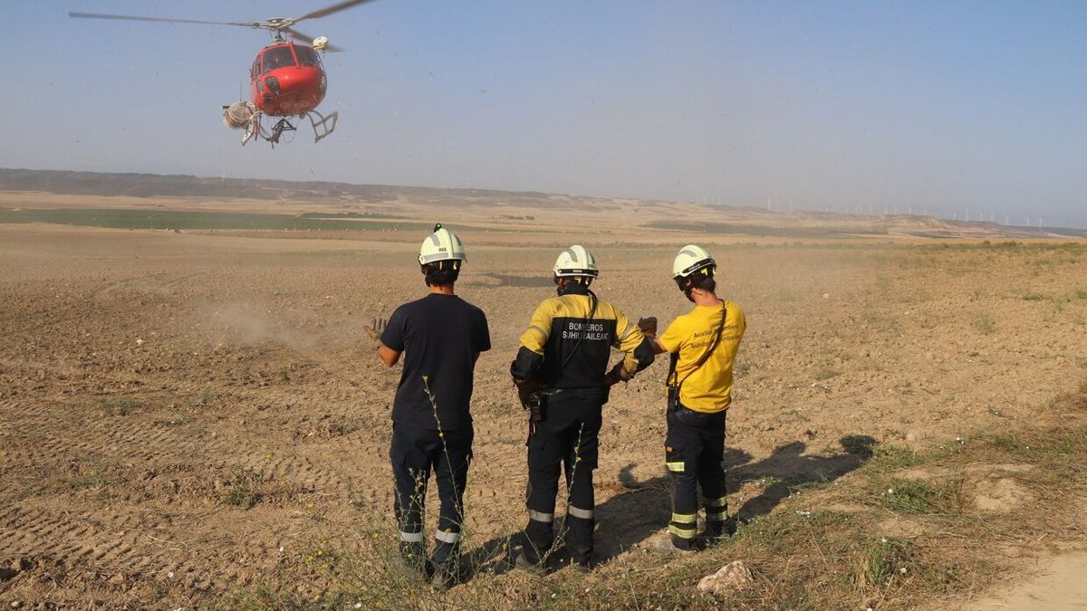 Un helicóptero vierte agua sobre el incendio en el Vedado de Eguaras