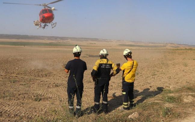 Un helicóptero vierte agua sobre el incendio en el Vedado de Eguaras Un helicóptero vierte agua sobre el incendio en el Vedado de Eguaras