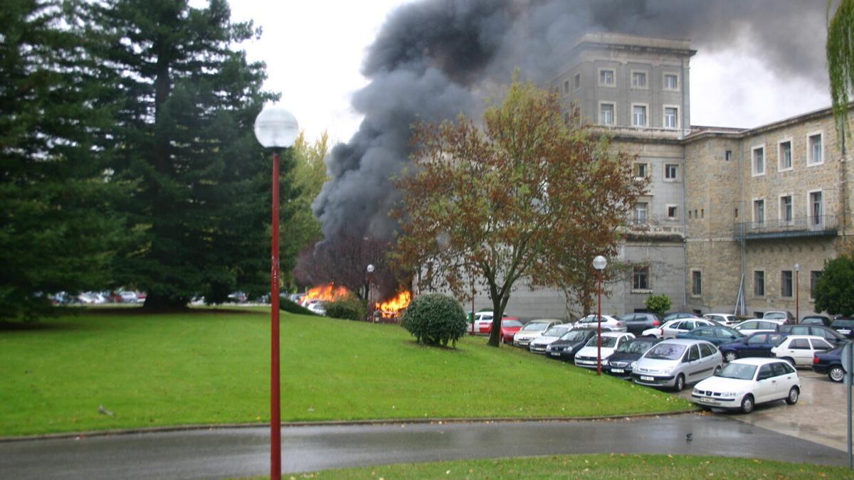 Momento de la explosión del coche bomba en la Universidad de Navarra