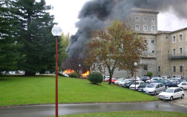 Momento de la explosión del coche bomba en la Universidad de Navarra