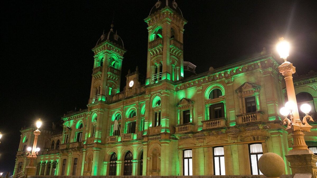 El Ayuntamiento de Donostia iluminado de verde por el Día contra el Cáncer.