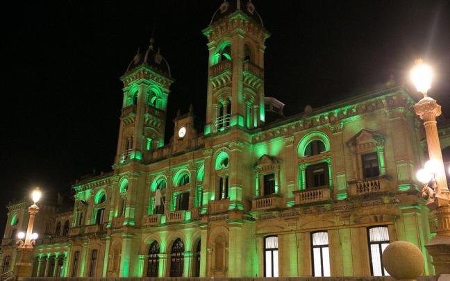 El Ayuntamiento de Donostia iluminado de verde por el Día contra el Cáncer. El Ayuntamiento de Donostia iluminado de verde por el Día contra el Cáncer.