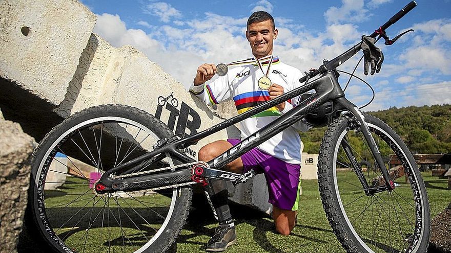 Julen Sáenz de Ormijana posa el año pasado para una entrevista con este periódico tras las medallas en el Mundial. Foto: Jorge Muñoz