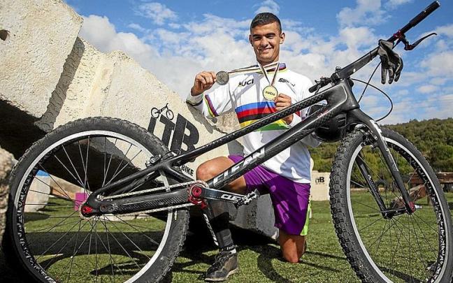 Julen Sáenz de Ormijana posa el año pasado para una entrevista con este periódico tras las medallas en el Mundial. Foto: Jorge Muñoz Julen Sáenz de Ormijana posa el año pasado para una entrevista con este periódico tras las medallas en el Mundial. Foto: Jorge Muñoz