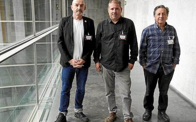 Miembros de Attsf, ayer en el Parlamento foral. | FOTO: DIARIO DE NOTICIAS Miembros de Attsf, ayer en el Parlamento foral. | FOTO: DIARIO DE NOTICIAS