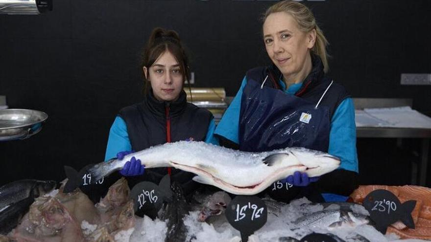 Edurne Vaquero y su madre Raquel Sampedro posan juntas con un salmón en su pescadería de Sarriguren.