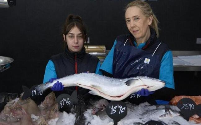 Edurne Vaquero y su madre Raquel Sampedro posan juntas con un salmón en su pescadería de Sarriguren. Edurne Vaquero y su madre Raquel Sampedro posan juntas con un salmón en su pescadería de Sarriguren.