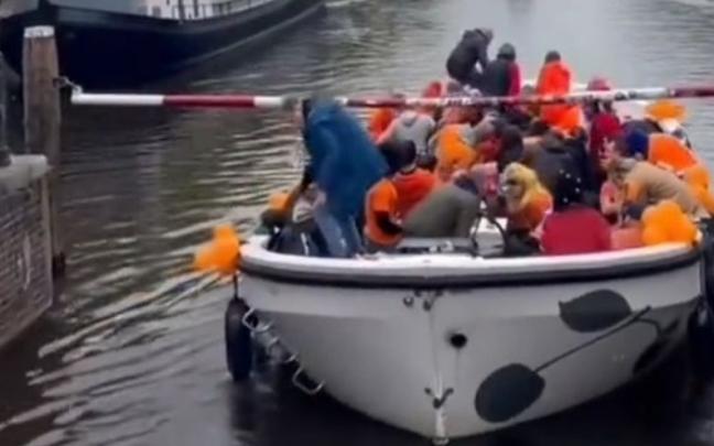 Los turistas, en el barco justo antes de pasar bajo la barrera. Los turistas, en el barco justo antes de pasar bajo la barrera.