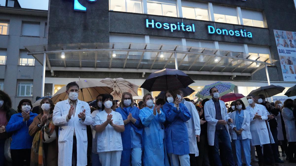 Personal sanitario durante una concentración ante el Hospital de Donostia.