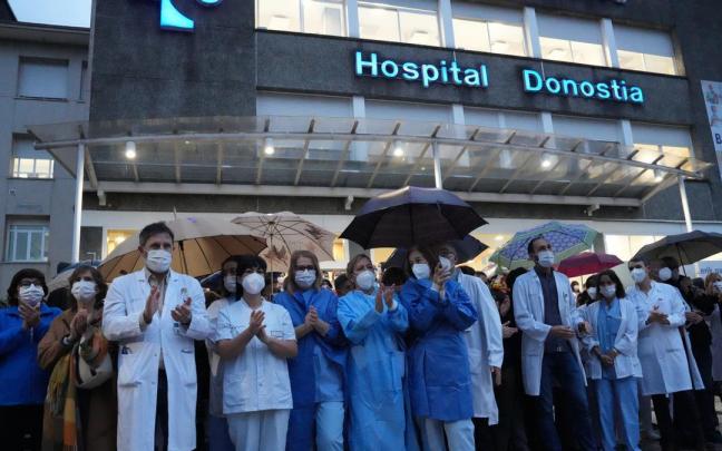 Personal sanitario durante una concentraci&oacute;n ante el Hospital de Donostia.