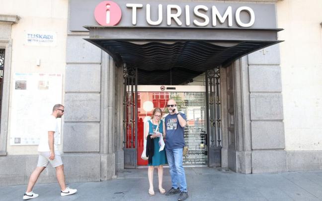 La Oficina de Informaci&oacute;n Tur&iacute;stica de la Plaza Circular da la bienvenida a un gran n&uacute;mero de turistas esta temporada estival.