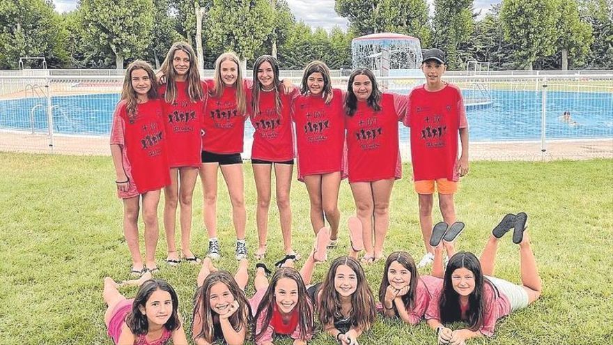 Algunas de las integrantes del club de natación de la localidad ribera.