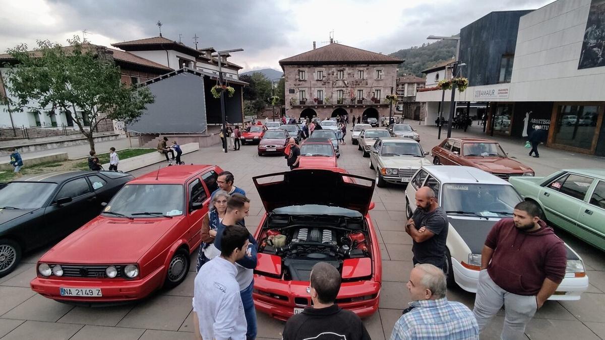 La Plaza de los Fueros de Elizondo, convertida en parking de coches clásicos.