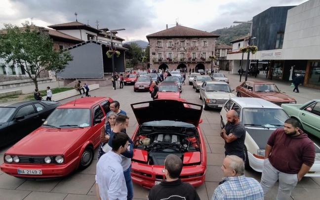 La Plaza de los Fueros de Elizondo, convertida en parking de coches clásicos.