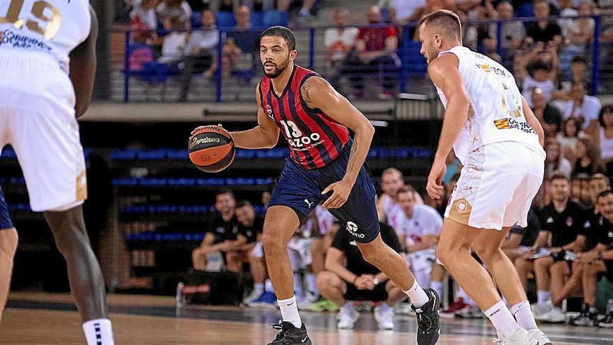 Thompson controla el balón en un partido de esta pretemporada del Baskonia.