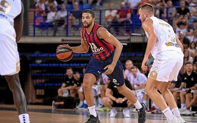 Thompson controla el bal&oacute;n en un partido de esta pretemporada del Baskonia.