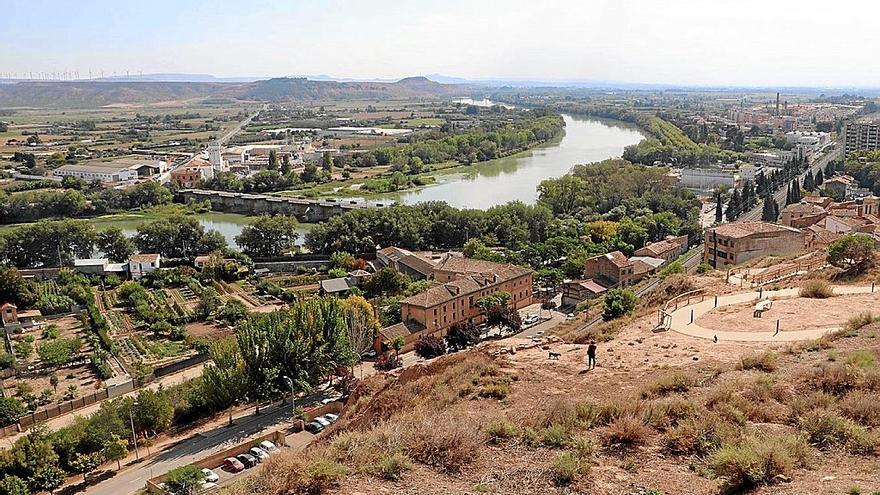 Vista panorámica del Ebro a su paso por Tudela y de parte del cerro de Santa Bárbara.