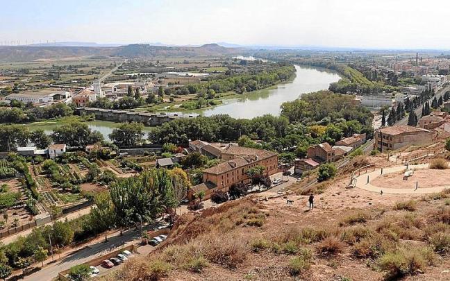 Vista panorámica del Ebro a su paso por Tudela y de parte del cerro de Santa Bárbara.