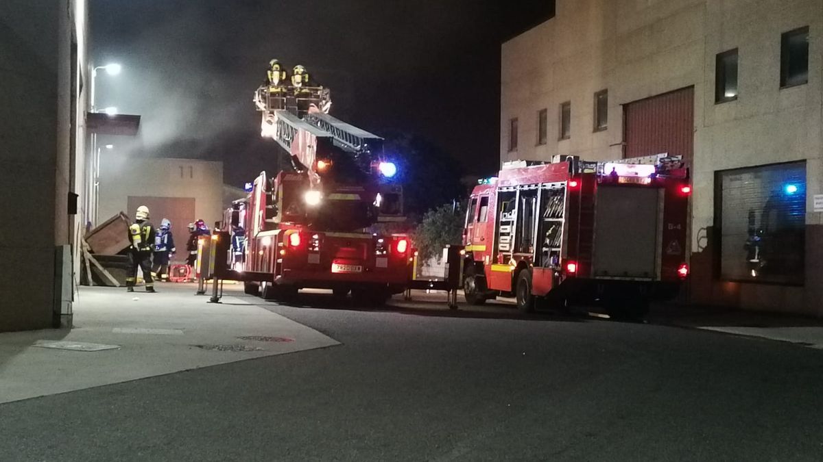 Incendio de un pabellón industrial en Portal de Bergara.