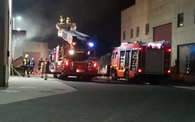 Incendio de un pabellón industrial en Portal de Bergara.
