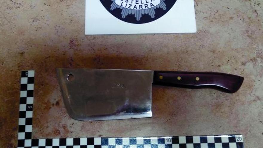 El machete que le fue intervenido al detenido.