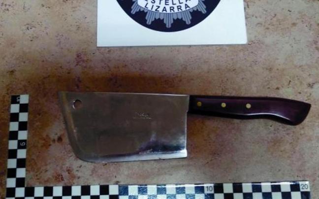 El machete que le fue intervenido al detenido.