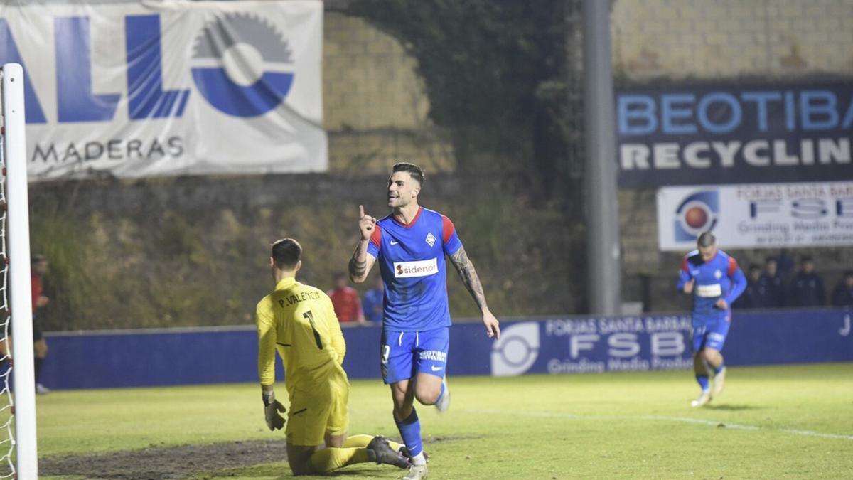 Eneko Jauregi, pichichi del Amorebieta, celebra su gol ante Osasuna Promesas