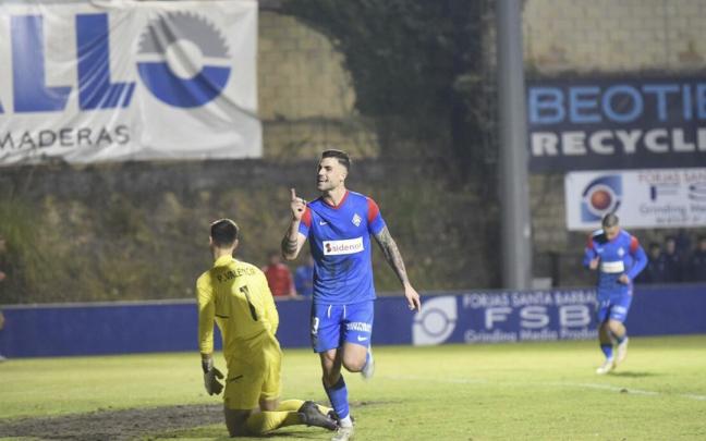 Eneko Jauregi, pichichi del Amorebieta, celebra su gol ante Osasuna Promesas