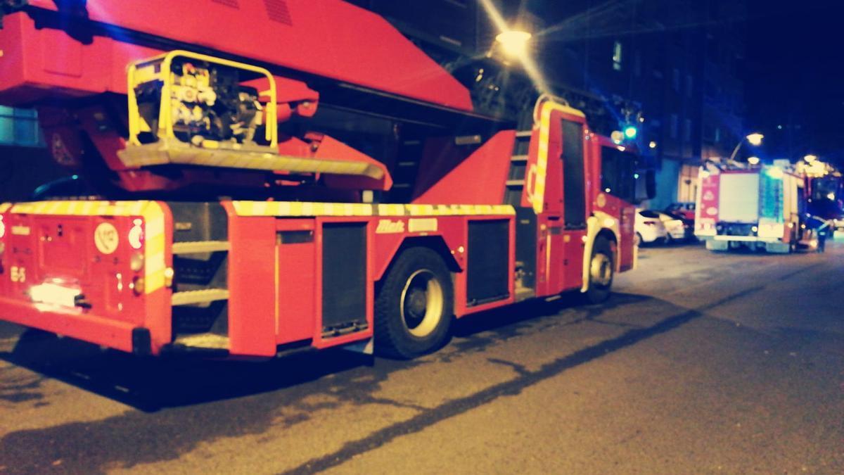 Dos camiones de Bomberos frente al piso de Lakua-Arriaga