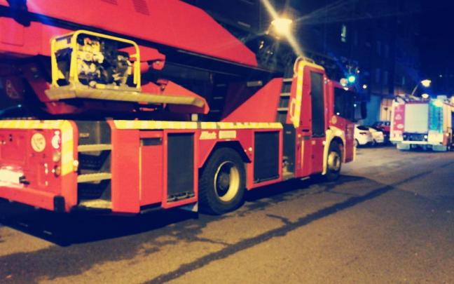 Dos camiones de Bomberos frente al piso de Lakua-Arriaga
